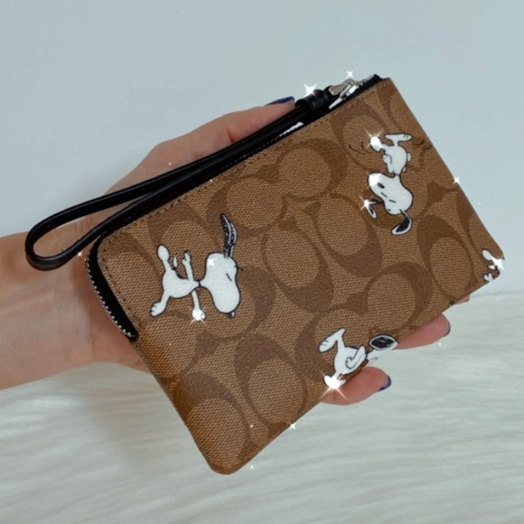 New💃Coach Coach X Peanuts Corner Zip Wristlet In Signature Canvas With Snoopy - Picture 3 of 8